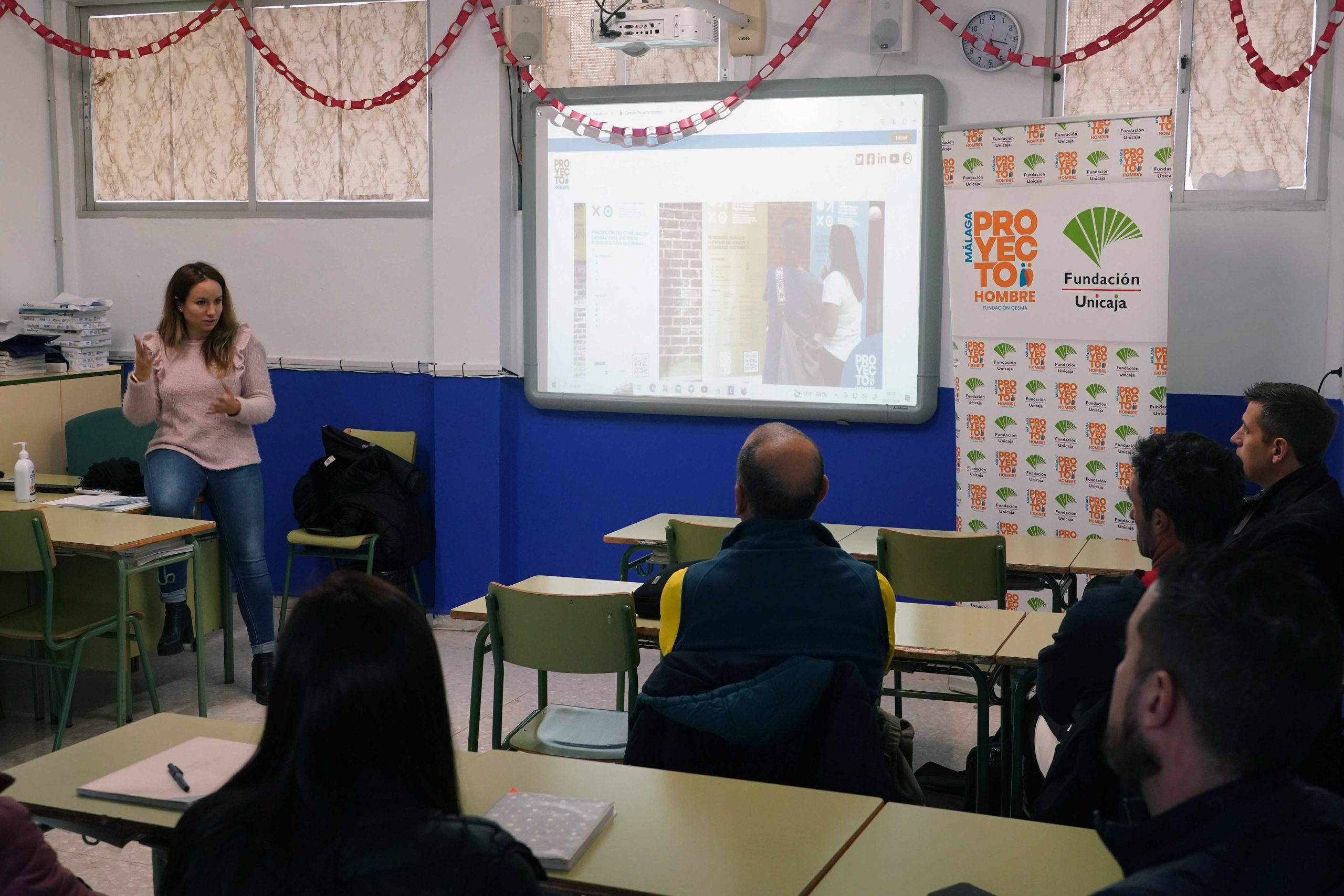 profesora de phm con alumnos en clase